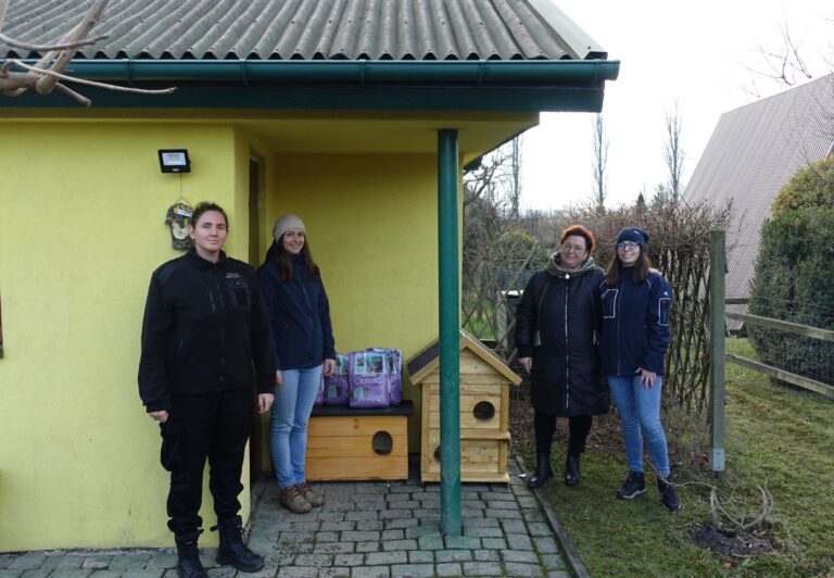 Kolejne budki i karma trafiły do opiekunów kotów wolno żyjących