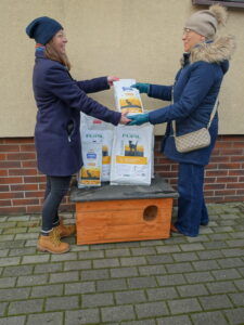 przekazanie budki dla kotów wolno żyjących